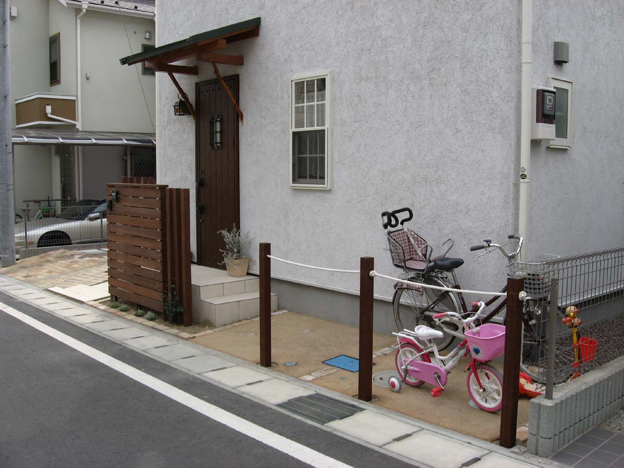 神奈川県の外構工事 エクステリアのヴァリアス ガーデンズ 施工実例 外構工事 オープンスタイル 木工事 デッキフェンス